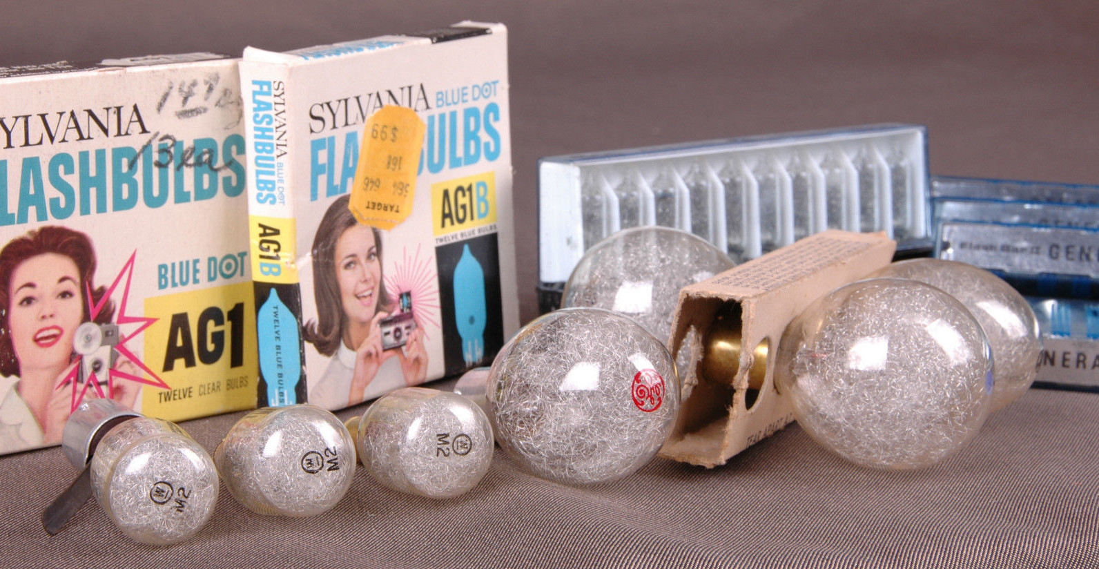 Mixed Lot Vtg Flashbulbs-Photography Equiptment-Sylvania Blue Dot-Westinghouse