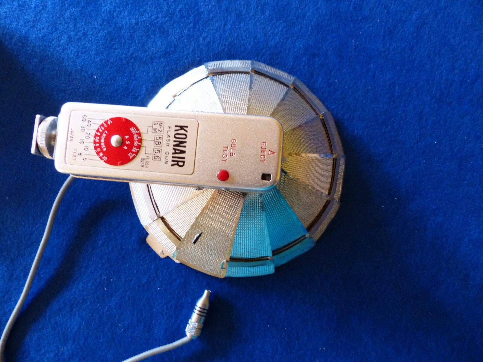 Vintage Konair folding pocket flash with instructions