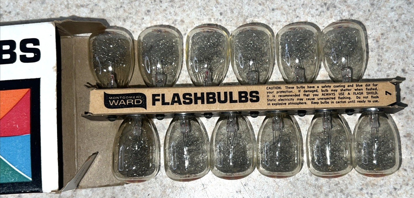 Vtg New Old Stock Montgomery Ward M3 Flash Bulbs. 12 Bulb Box. Free Shipping