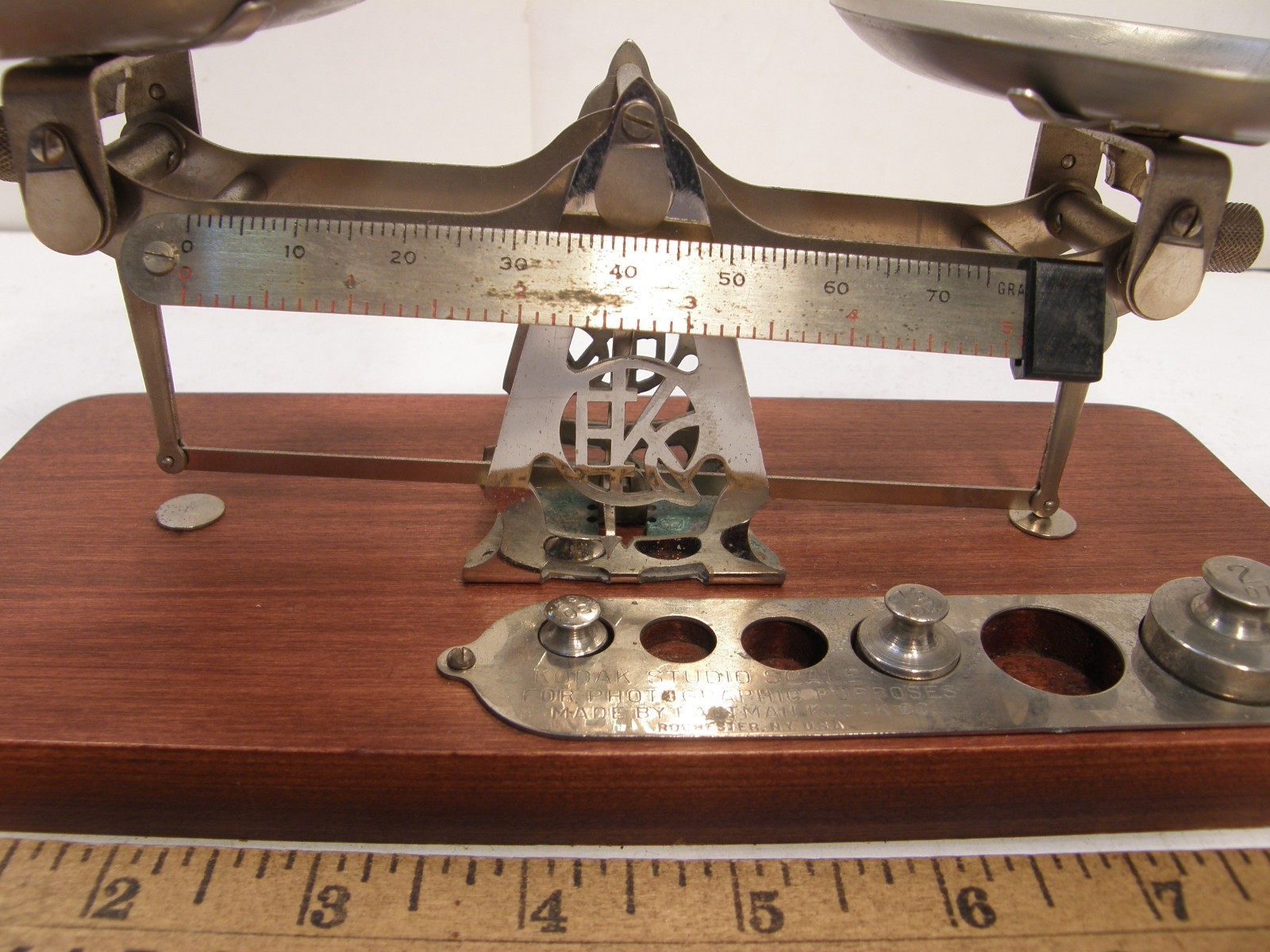 VINTAGE EASTMAN KODAK PHOTOGRAPHIC STUDIO SCALE W/WOODEN BASE PANS SOME WEIGHTS