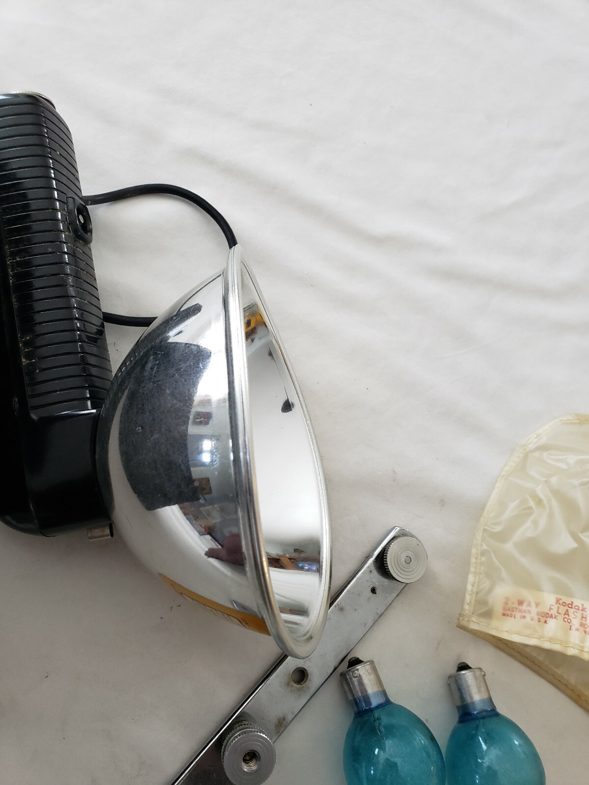 Vtg KODAK STANDARD FLASHOLDERBOX 3 flash bulbs & ednalite lens shade, filter ad