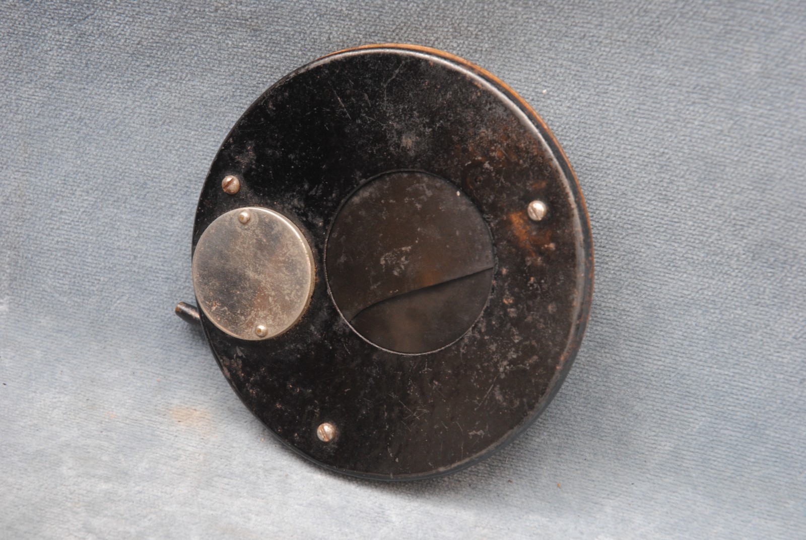 UNUSUAL VINTAGE ROUND WOODEN PACKARD CAMERA SHUTTER – 1880s?