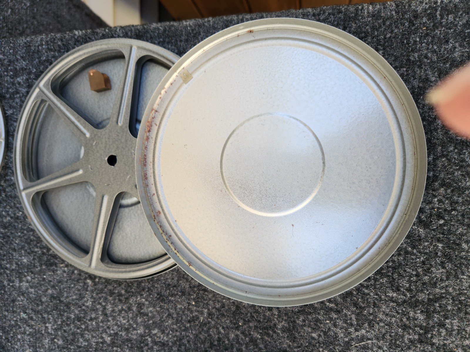 LOT 4 Vintage Gray Metal 8 MM 5 ” Film Cans & Reels [3 COMPCO + 1 Other] (VGUC)