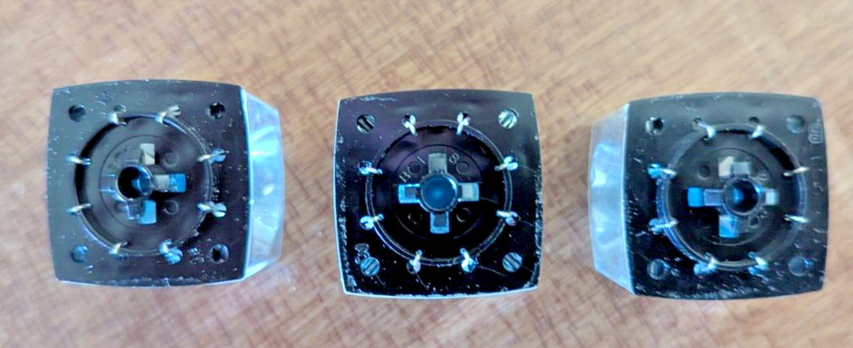 Vintage Collectible Useable Sylvania Blue Dot Flashcubes.