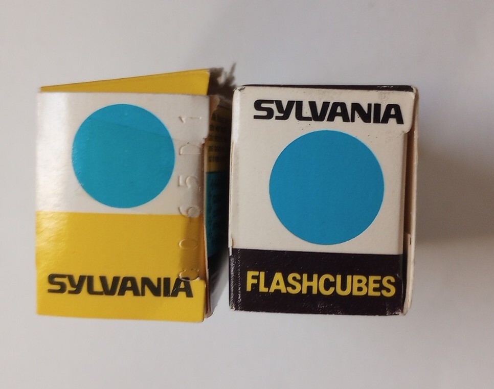 2 Vintage Sylvania GTE Blue Dot Flash Cubes 3 Pack & 1 Pack Radiant Flash Cubes