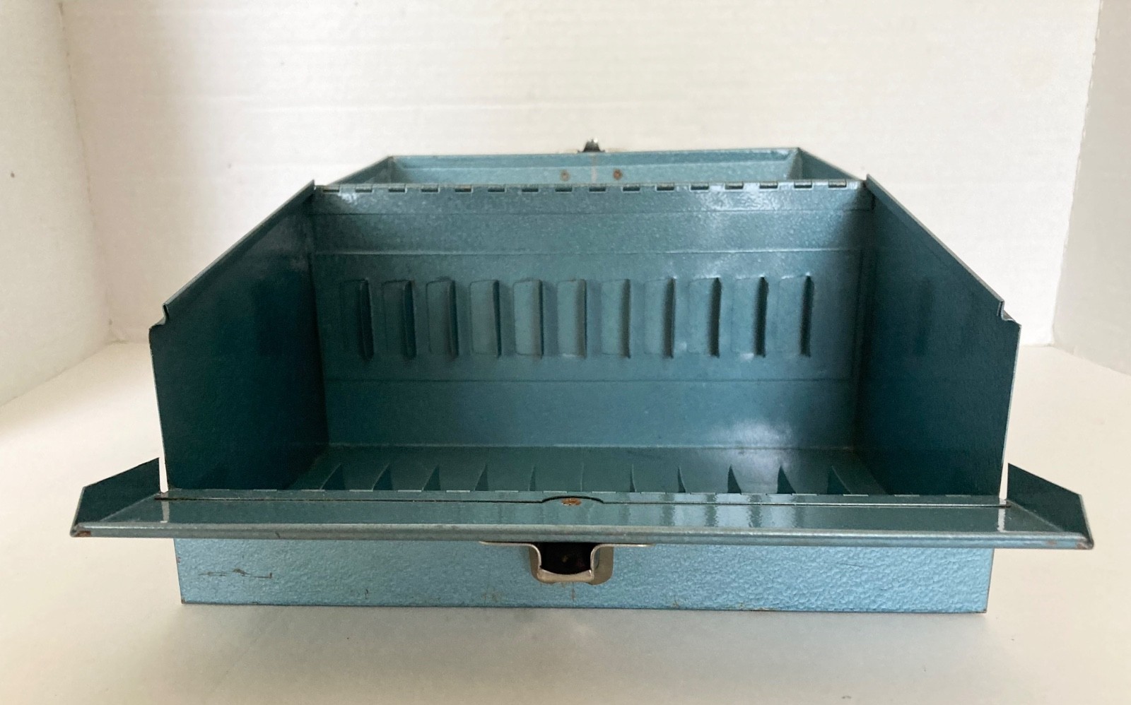 Vintage 8mm Film Movie Reel Metal Carry Case With Handle Storage Carrier 12 Slot