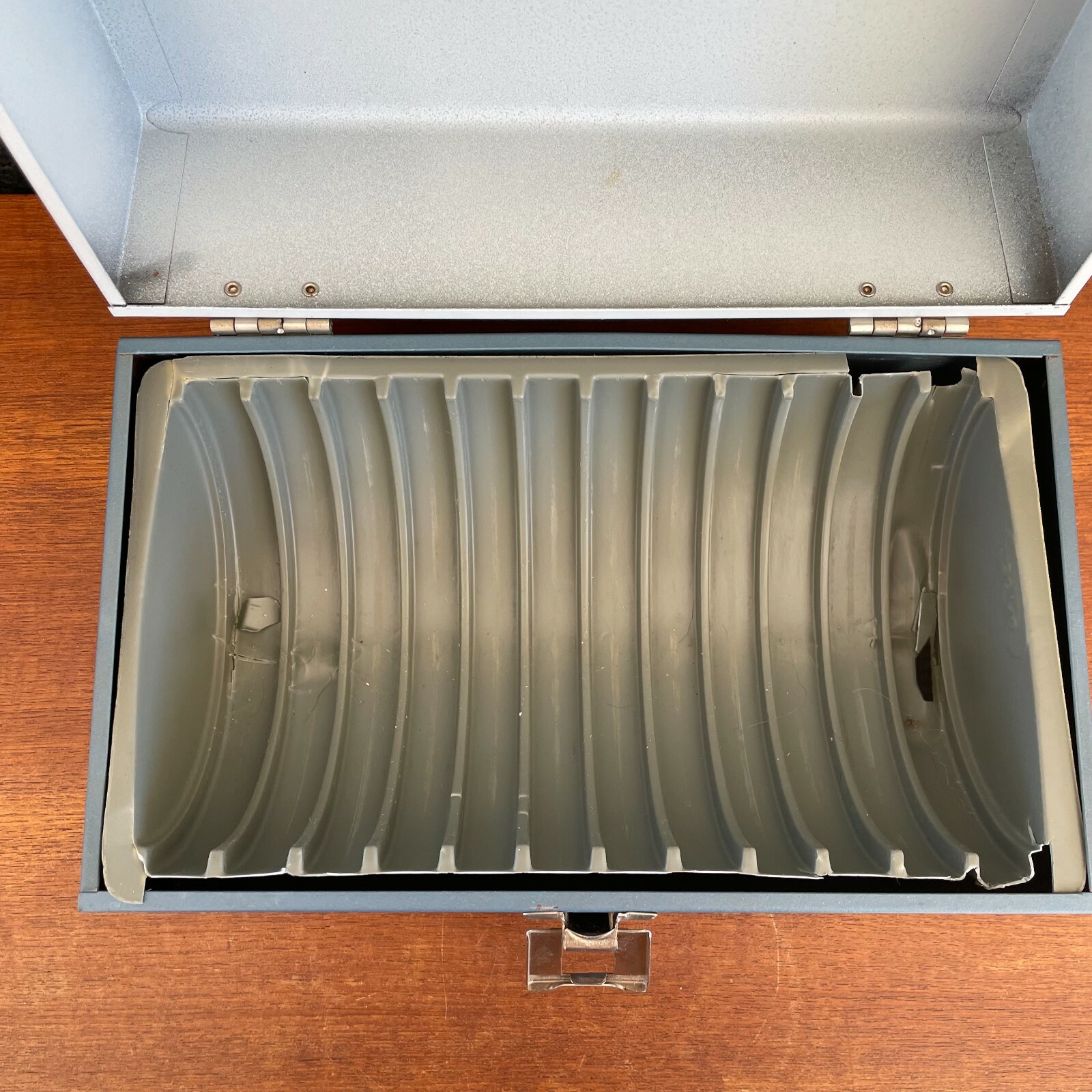 Smith-Victor 8mm Film Reel Carrying Case Holds 12 Five Inch Reels