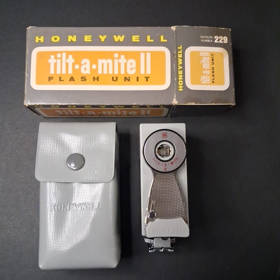 VTG HONEYWELL TILT-A-MITE Camera Flash Unit Collapsible Fan Style w/Case & Box