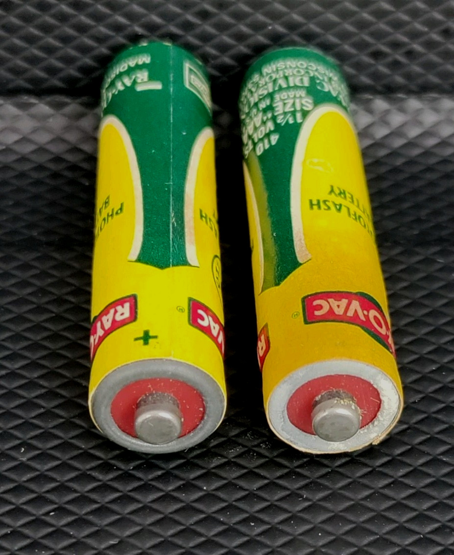 2 -1970’s VTG Ray-O-Vac #410 AAA PhotoFlash Batteries Photography Camera Display