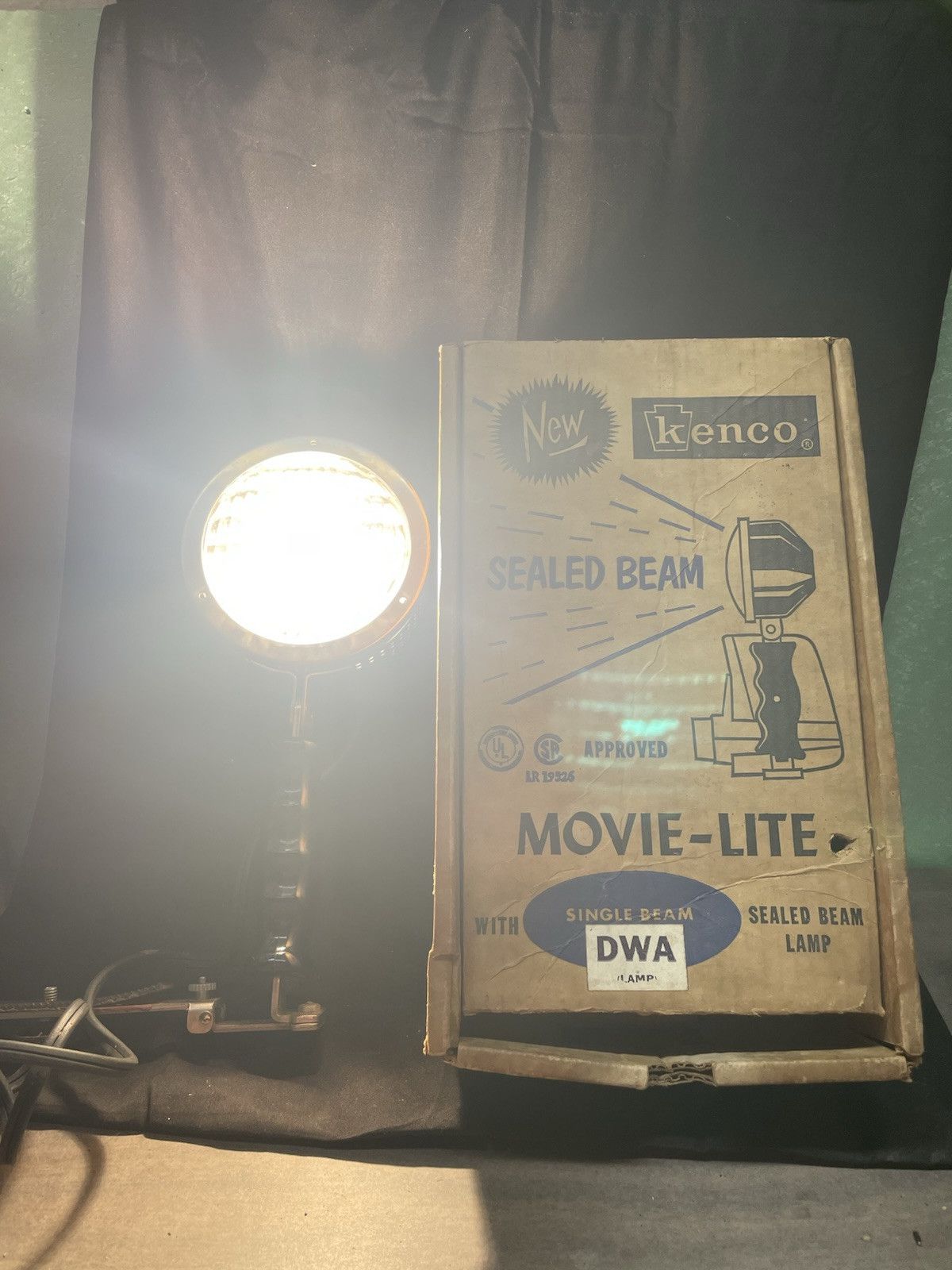 Vintage Kenco model 800D MovieLite Single Beam DWA Westinghouse Sealed Beam Lamp