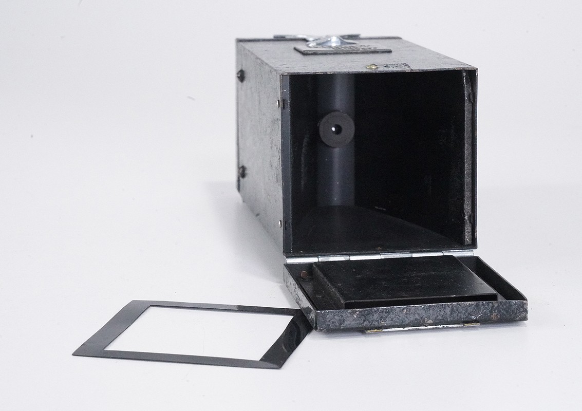 MISUZU MIDGET JILONA ENLARGER, LATCH FOR BOTTOM DOOR IS BROKEN/226000