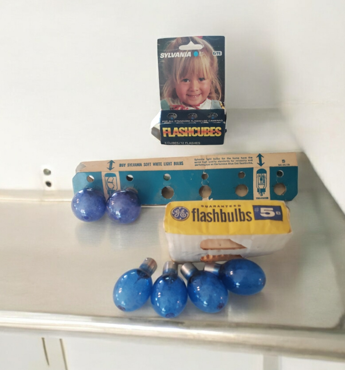 Lot of Vintage Sylvania Flash Cubes (3) & Blue Dot Bulbs (2) & GE Flashbulbs (4)