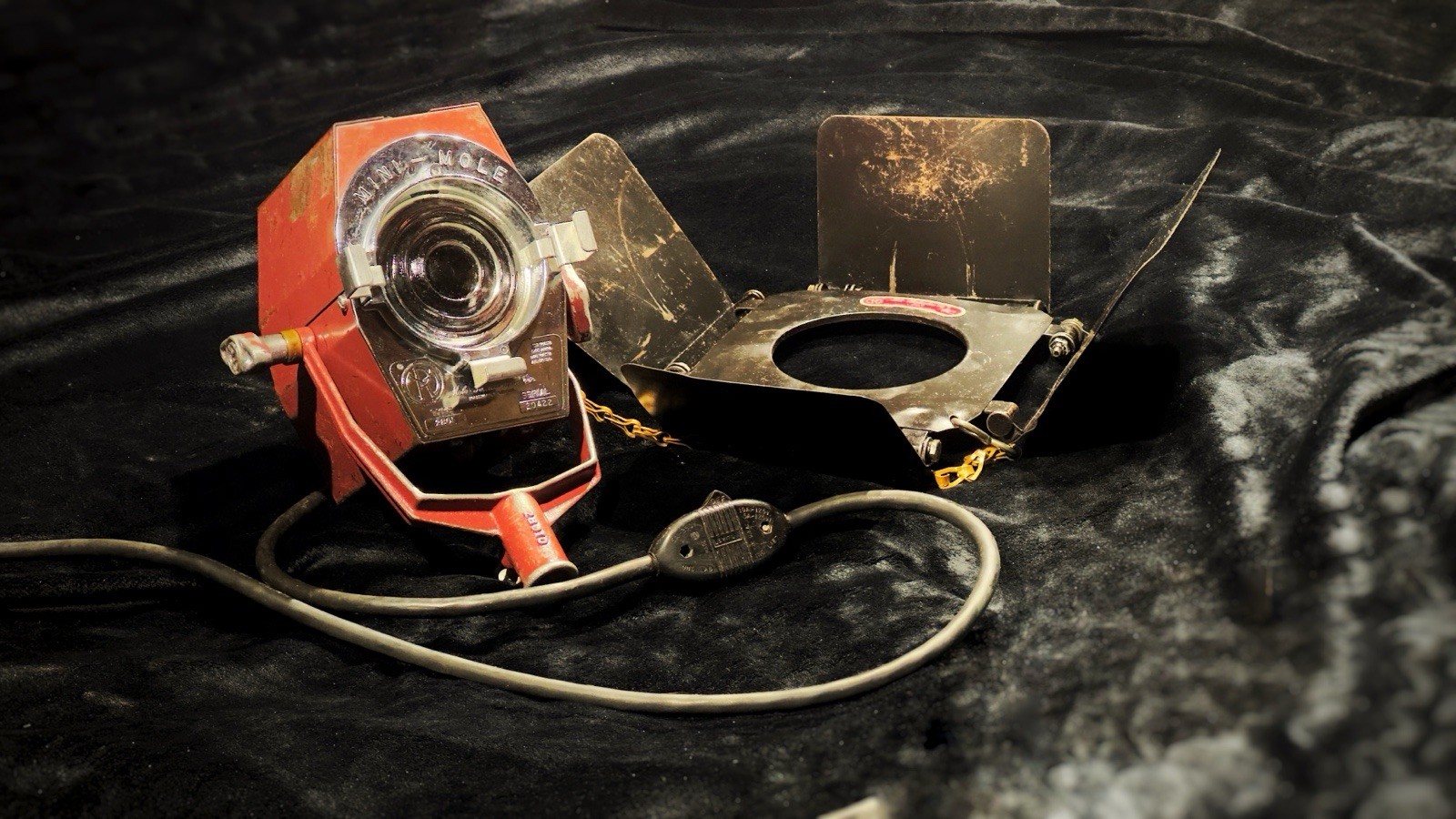 Vintage Mole-Richardson Mini-Mole Type 2801 Fresnel Film Light – Serial 20422