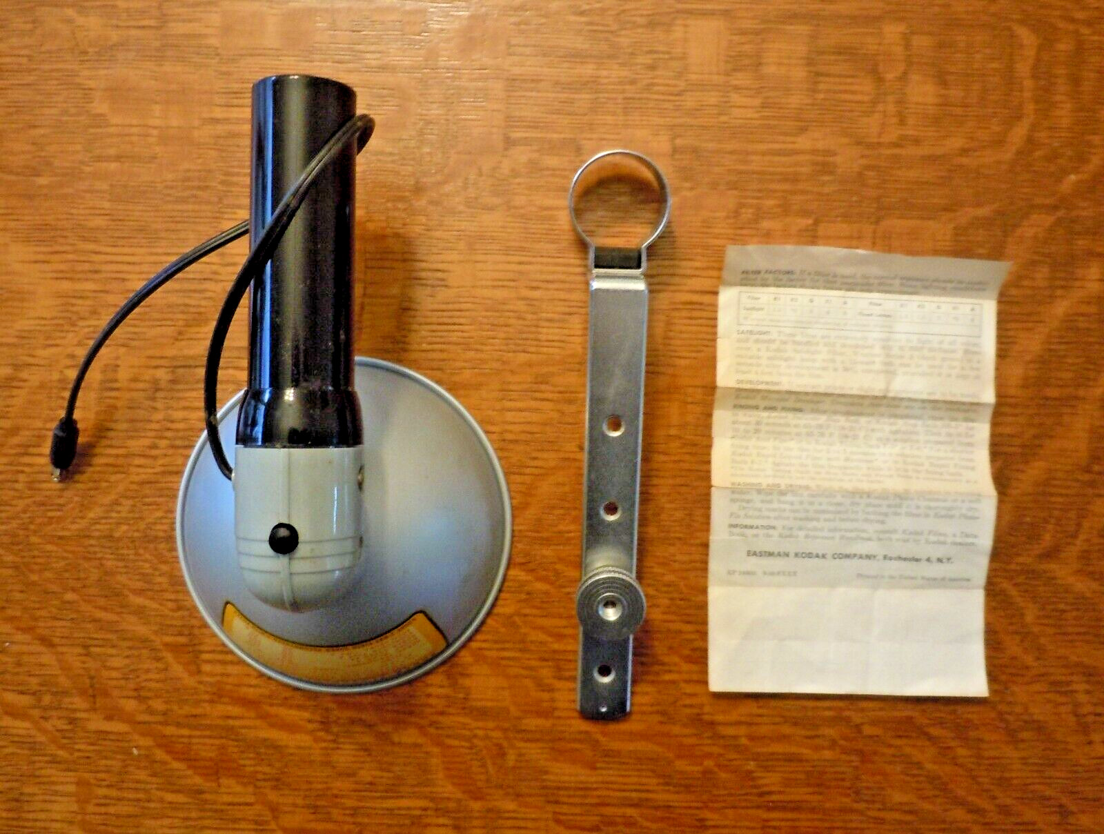 Vintage Kodak Flasholder Model B with 29 replacement bulbs