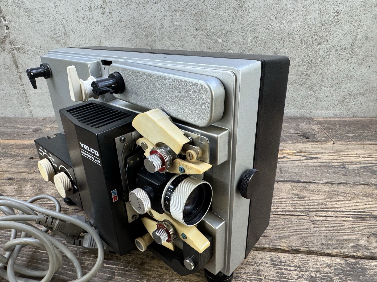 yelco projector P-111Q Vintage Halogen Deluxe For Parts