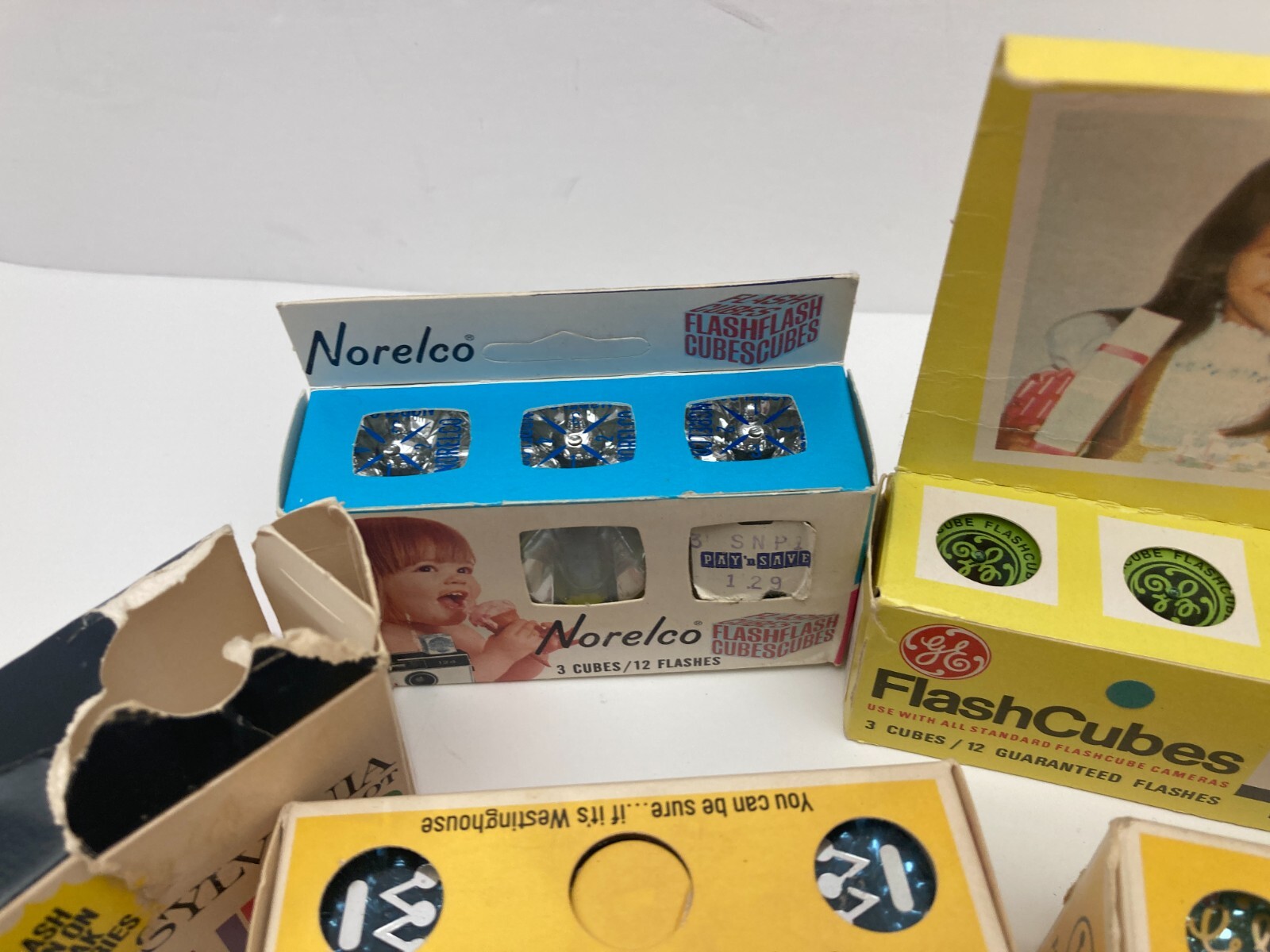 New Vintage GE Westinghouse and Norelco Flash Cubes 4 Packs Plus Some Loose Ones