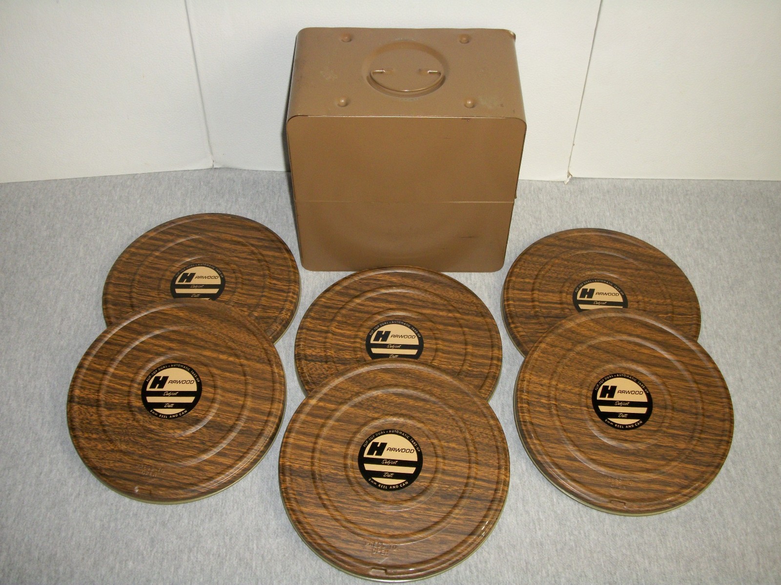 Lot of (6) Vintage 7″ Harwood 8mm Empty Movie Reels with Metal Cans & Metal Case