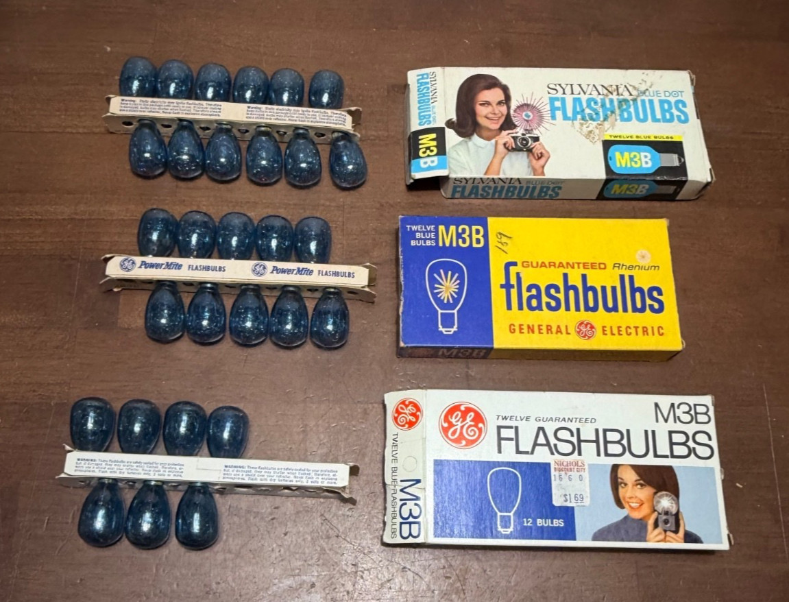Vintage Lot of GE and Sylvania Camera Flash Bulbs M3B Blue (29 bulbs)