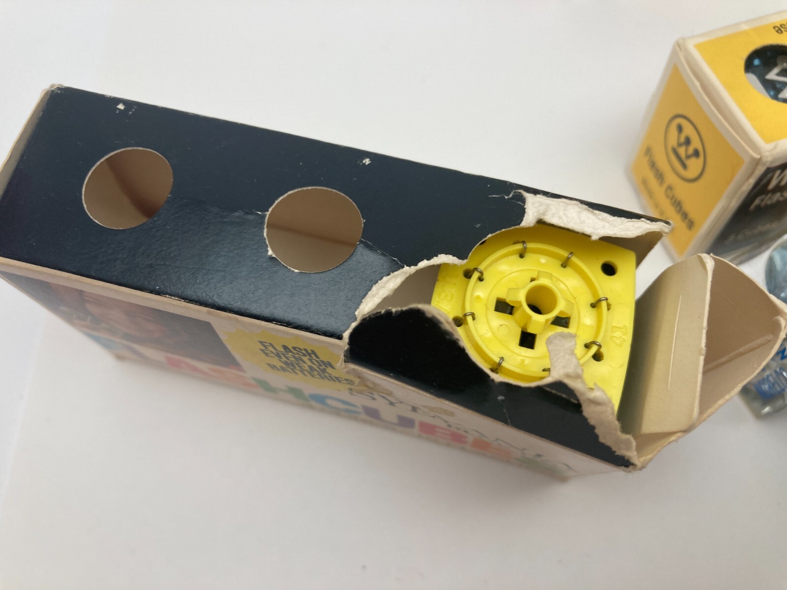 New Vintage GE Westinghouse and Norelco Flash Cubes 4 Packs Plus Some Loose Ones