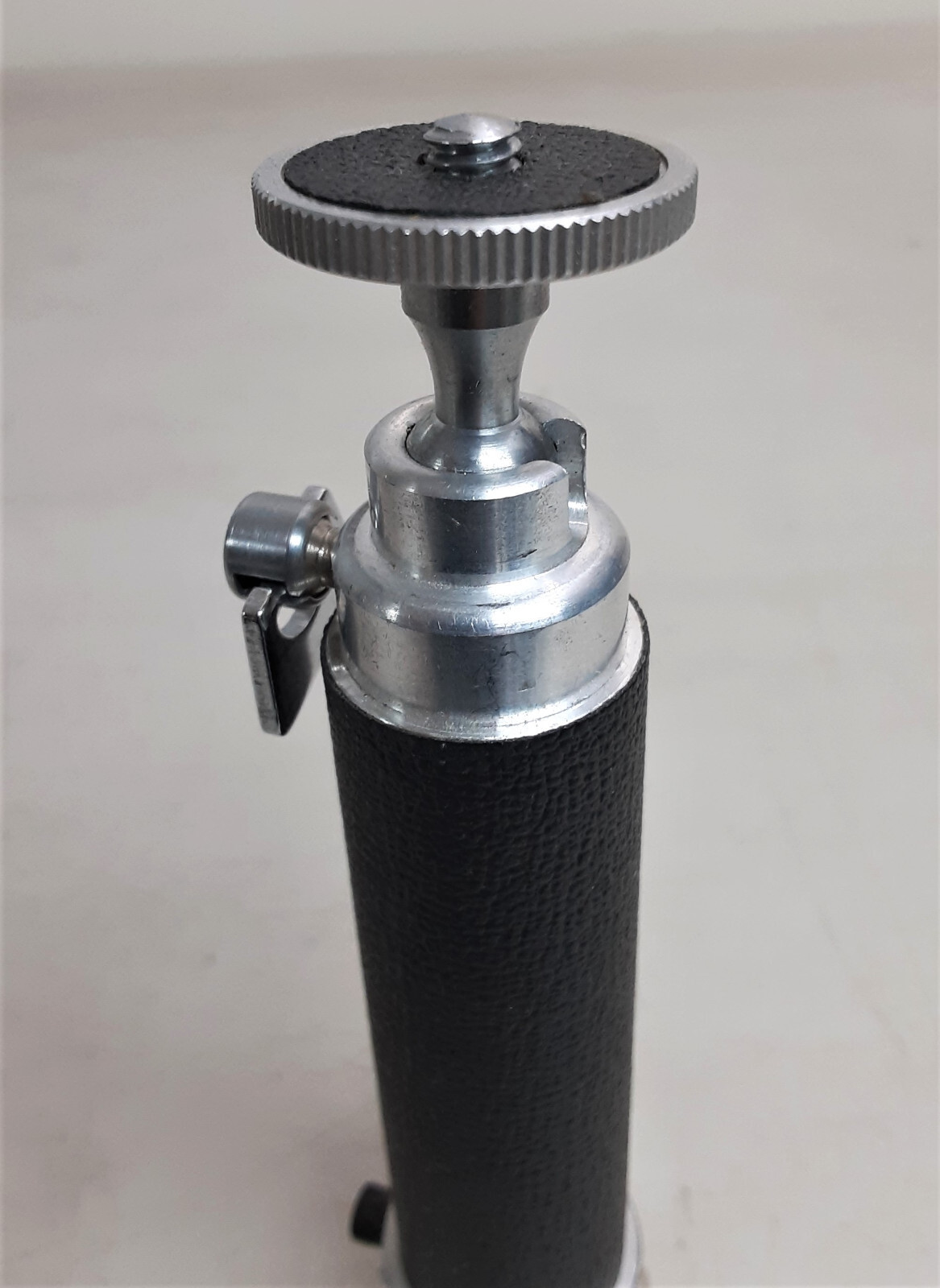 KALCOR 839976 Rotating Head 5 1/2″ Hand Grip Table Top Tripod