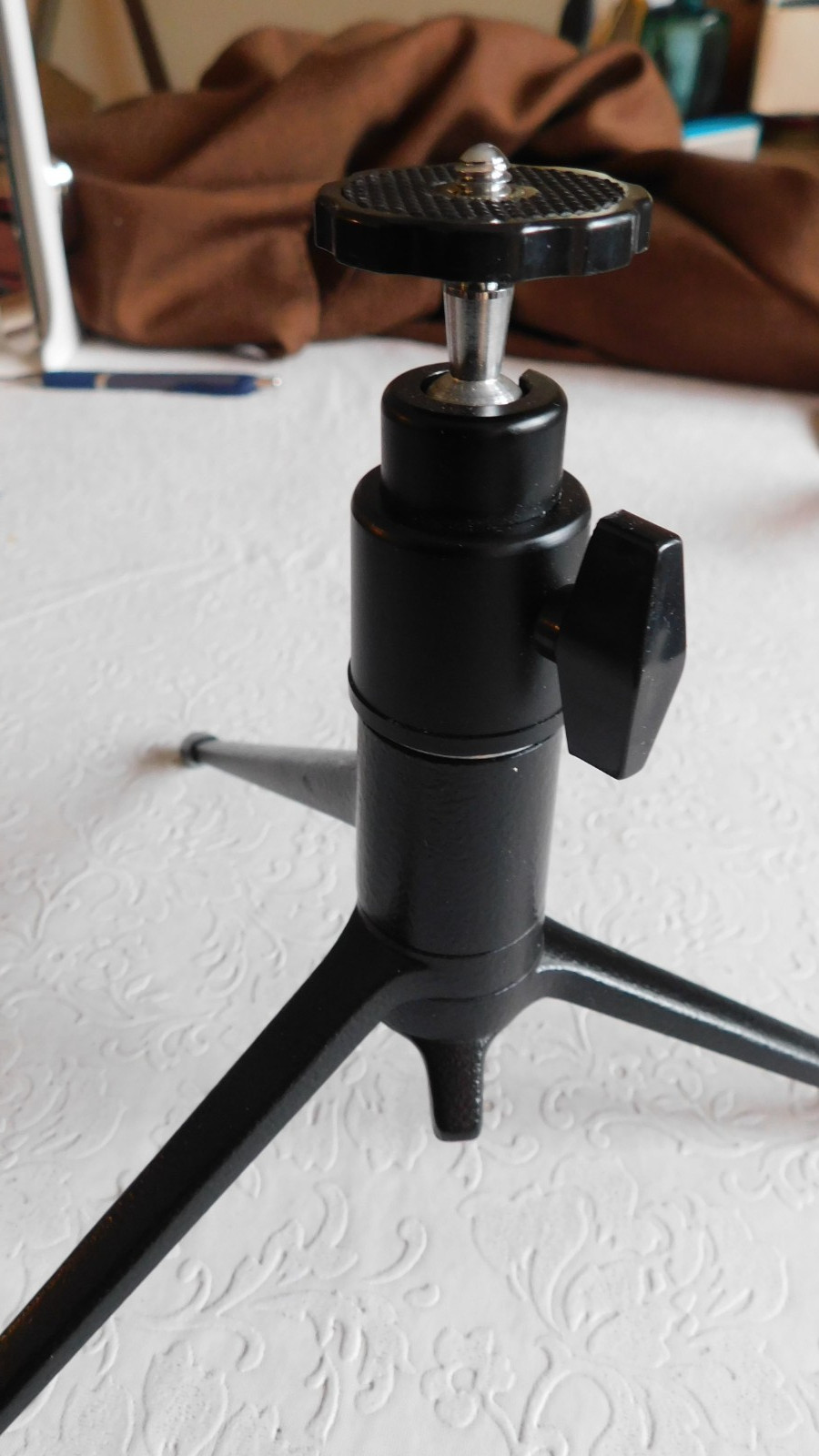 VINTAGE LEITZ WETZLAR GERMANY TABLE TOP CAMERA TRIPOD – VERY NICE!