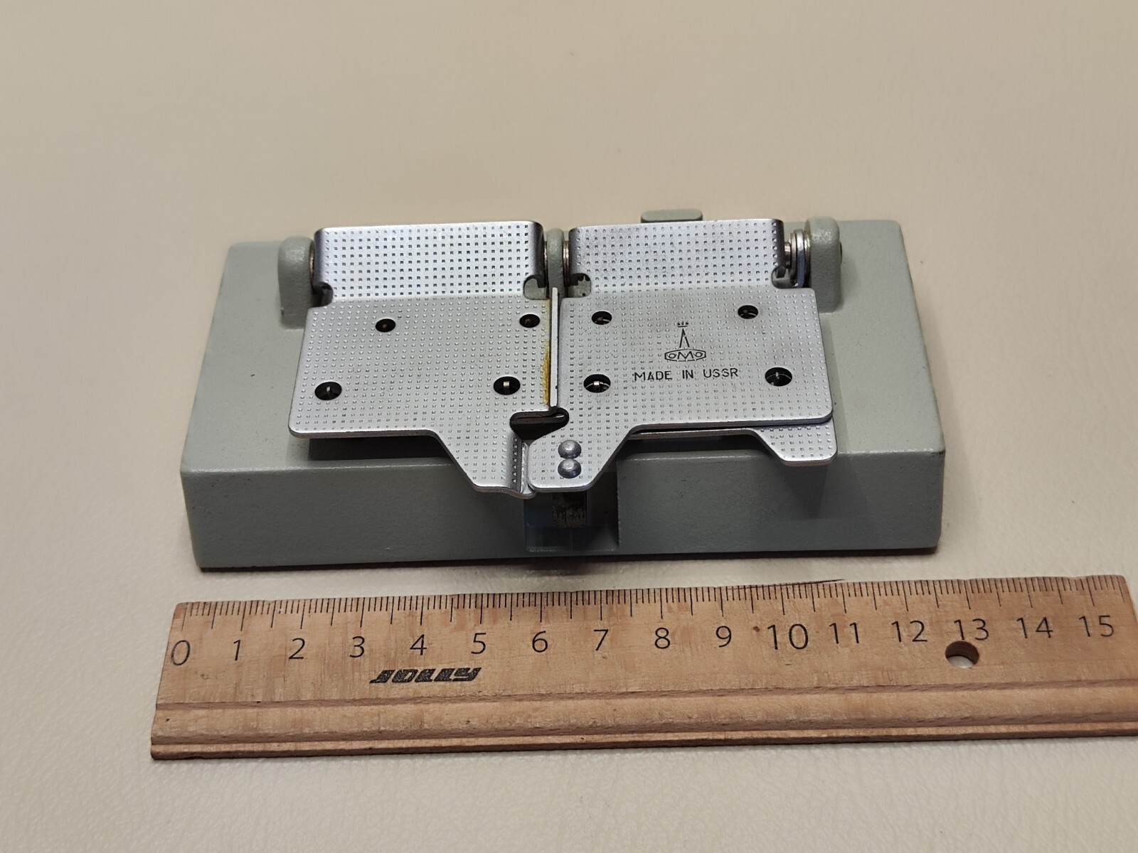 Press MPP-4 for editing, cutting and gluing 8mm, 16mm film, “super” and regular