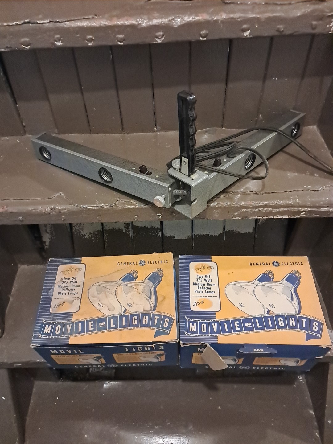 Vintage Folding Move Light Setup With 2 Boxs Of General Electric 375 Watt Movie