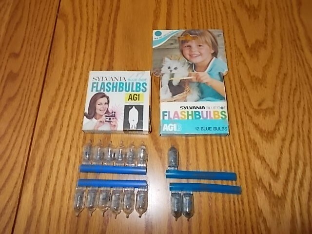 Vintage Sylvania Flashbulbs Blue Dot #AG1 & AG1B 15 Bulbs Total New Old Stock