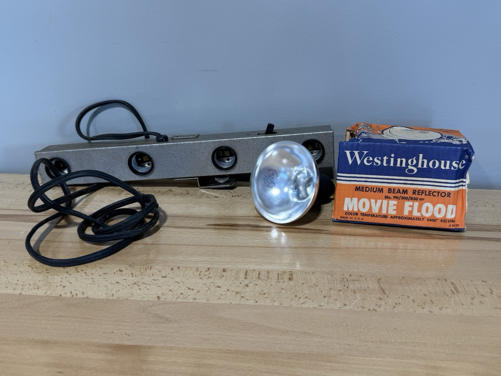Vintage Knox Manufacturing Photography Bar lite 114 volt #K14 & bulbs not tested