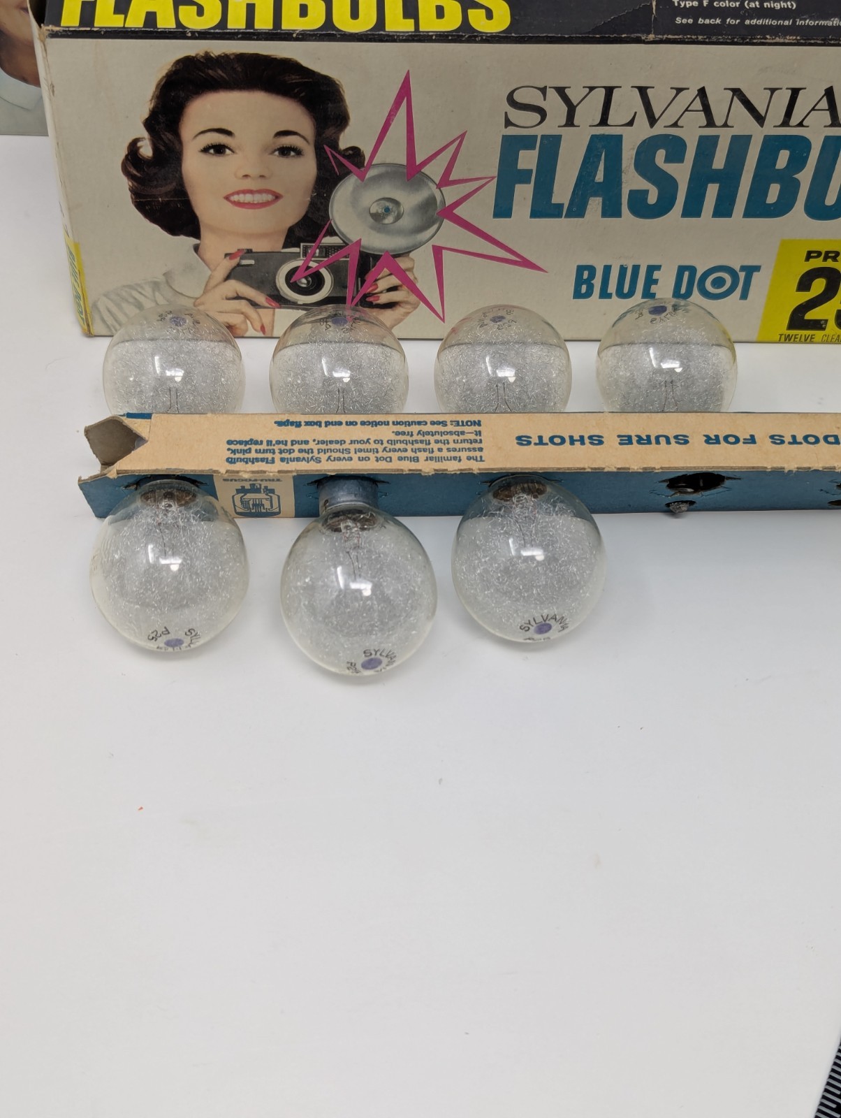 Kodak Kodalite Flash Holder + Sylvania Blue Dot 25 Flashbulbs Lot