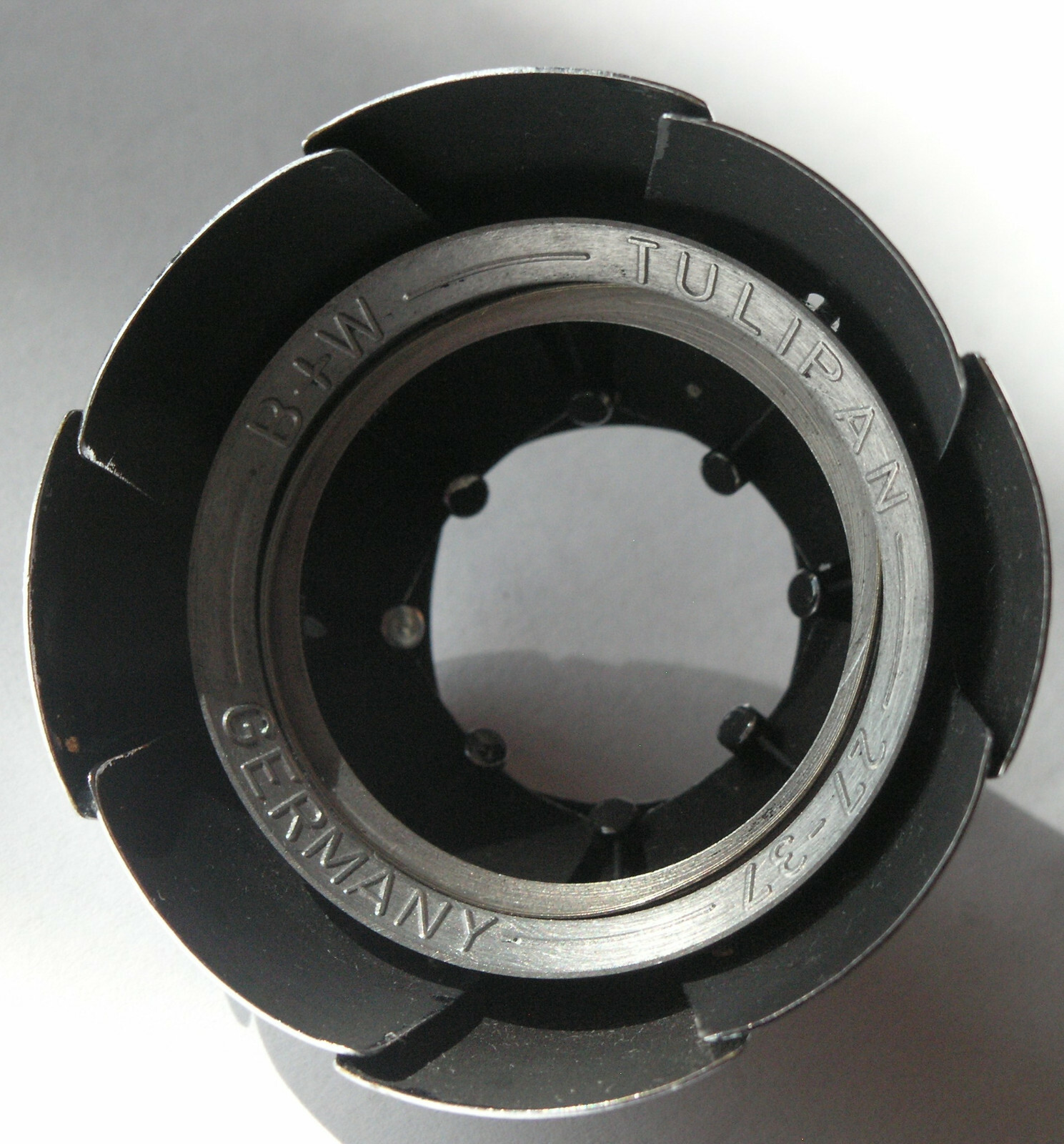 B+W TULIPAN spring-loaded metal Lens Shade for 27-37mm push-on mount+Zeiss case