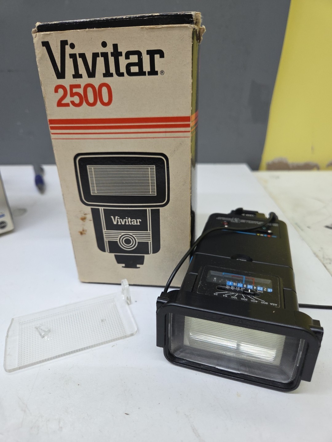 Vivitar 2500 Zoom Thyristor Flash Boxed w/ Manual, Powers On, Untested