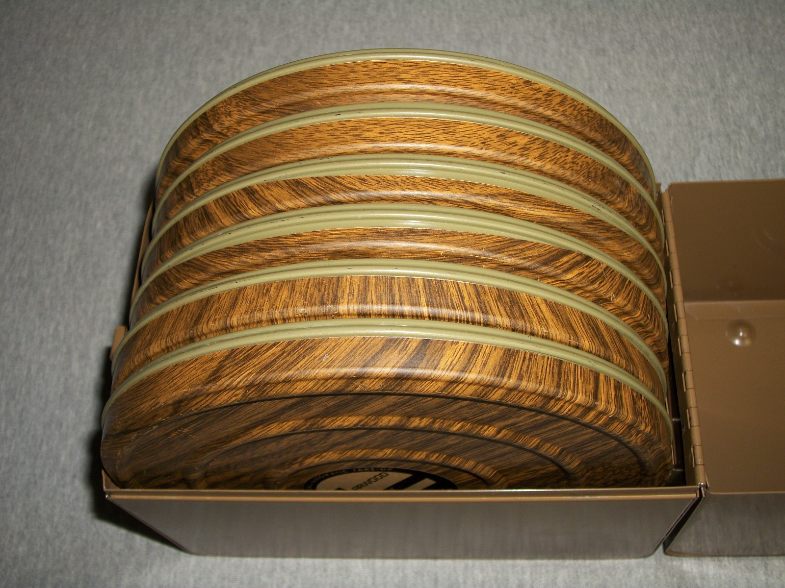 Lot of (6) Vintage 7″ Harwood 8mm Empty Movie Reels with Metal Cans & Metal Case