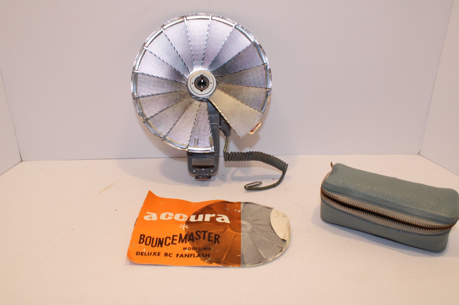 Vintage Accura Bounce Master Pocket Fan Flash Camera Photography Japan UNTESTED