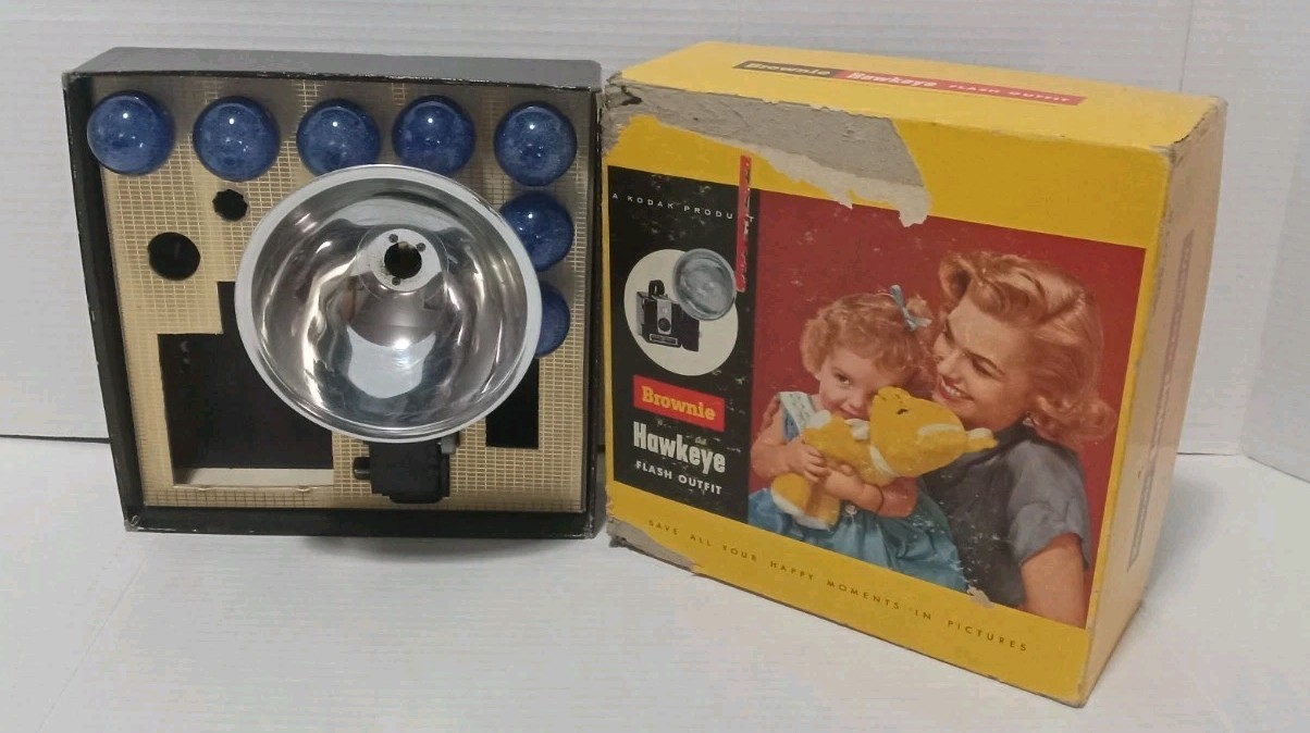 Vintage KODAK KODALITE 5-1/4″ Flasholder With 7 Bulbs & Original Box!