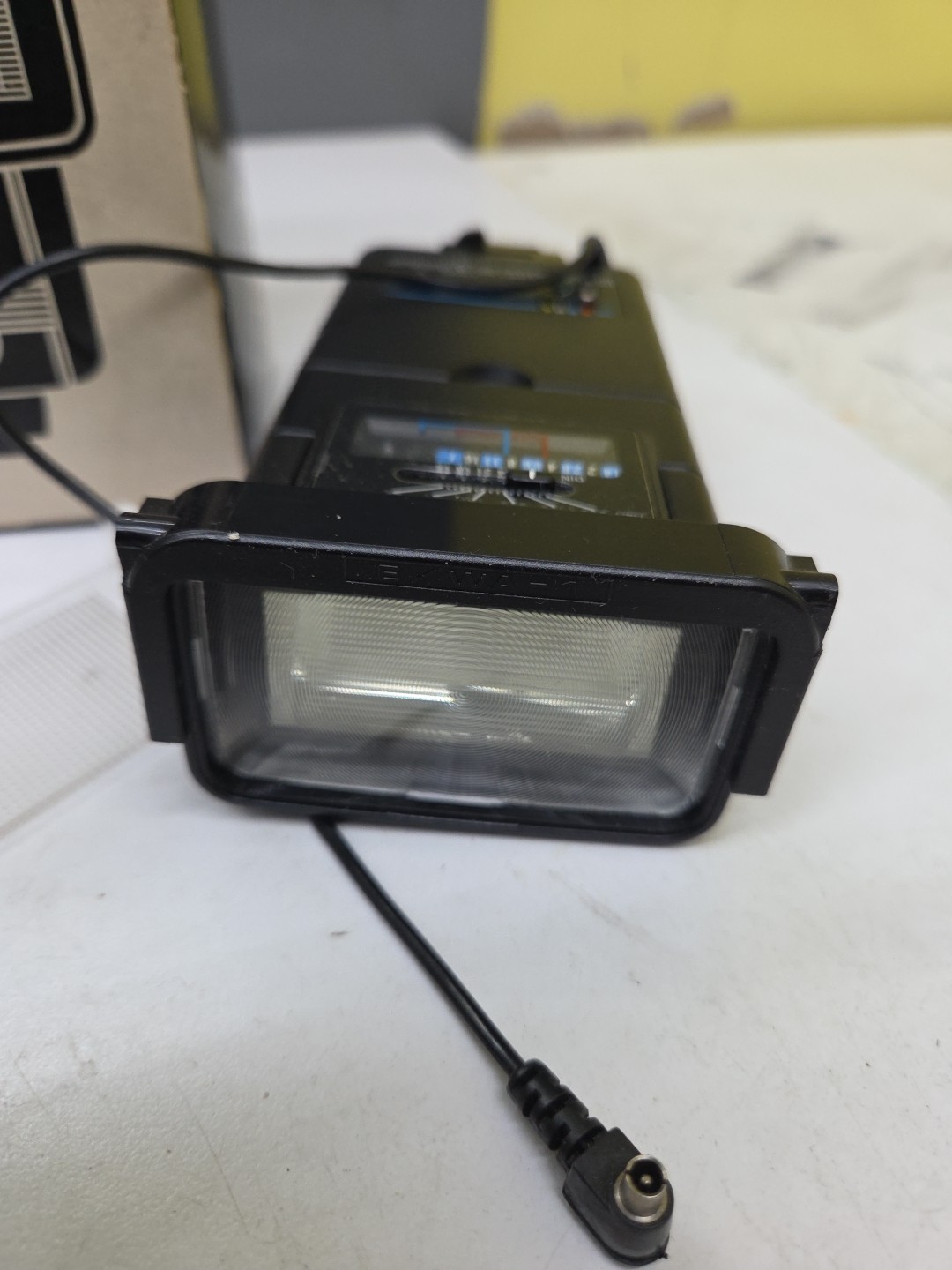 Vivitar 2500 Zoom Thyristor Flash Boxed w/ Manual, Powers On, Untested