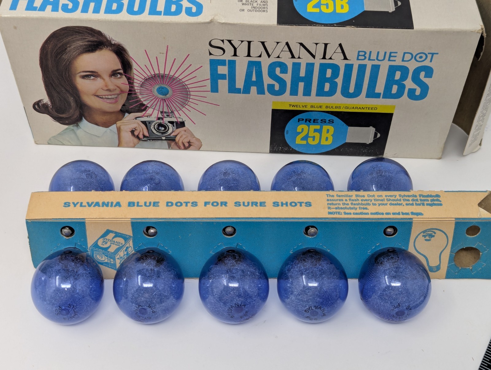 Kodak Kodalite Flash Holder + Sylvania Blue Dot 25 Flashbulbs Lot