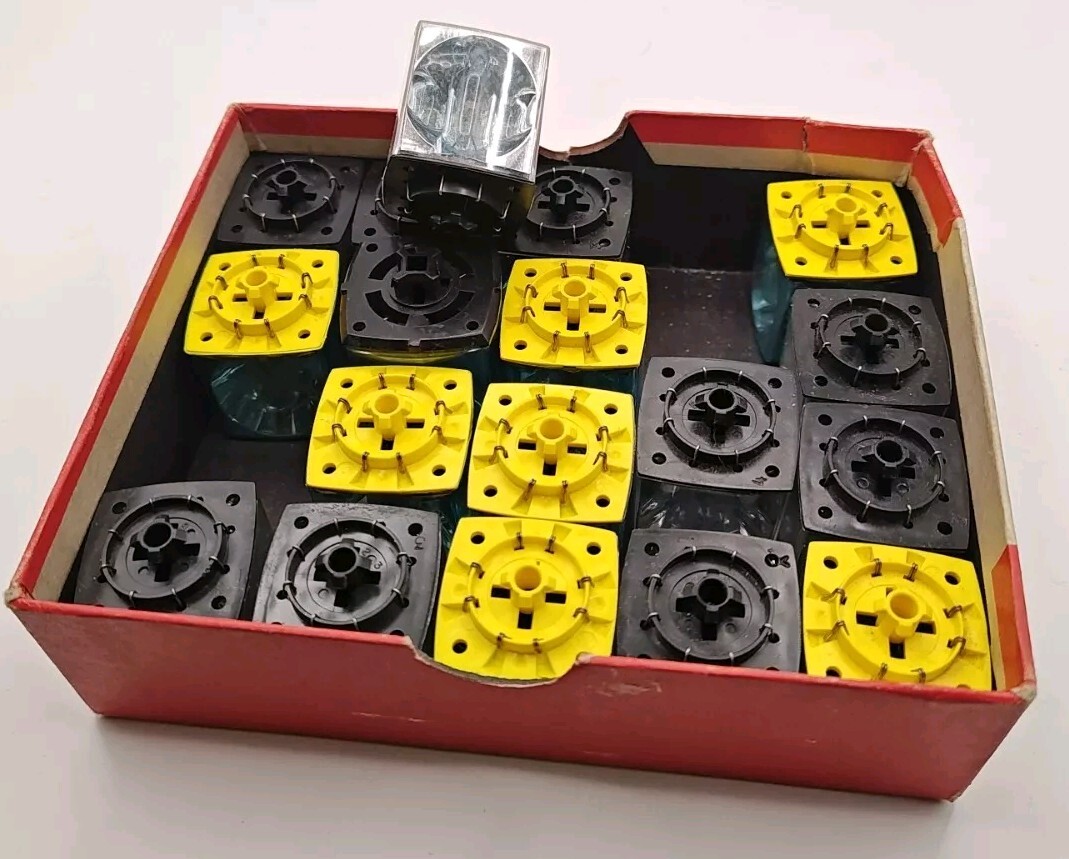 18 Vintage Flash Cubes, Sylvania, GE, Westinghouse