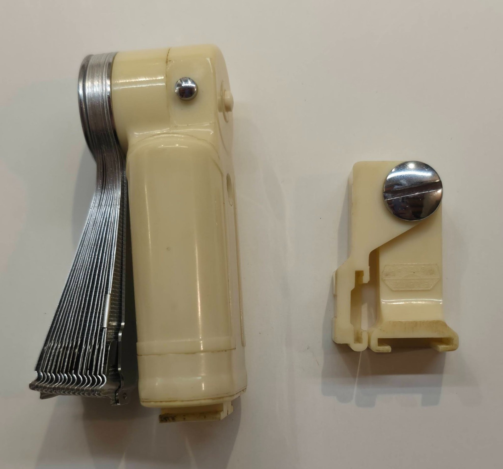 VINTAGE LEITZ FAN FLASH WITH BRACKET+ CORD IN ORIGINAL CASE