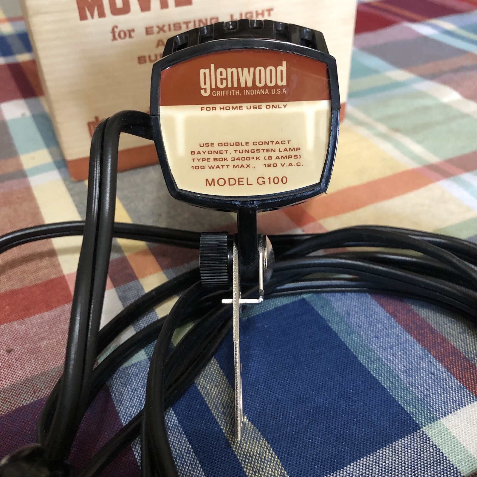VINTAGE GLENWOOD MOVIE LIGHT FOR SUPER 8 CAMERAS WITH BOX & BRACKET. G100