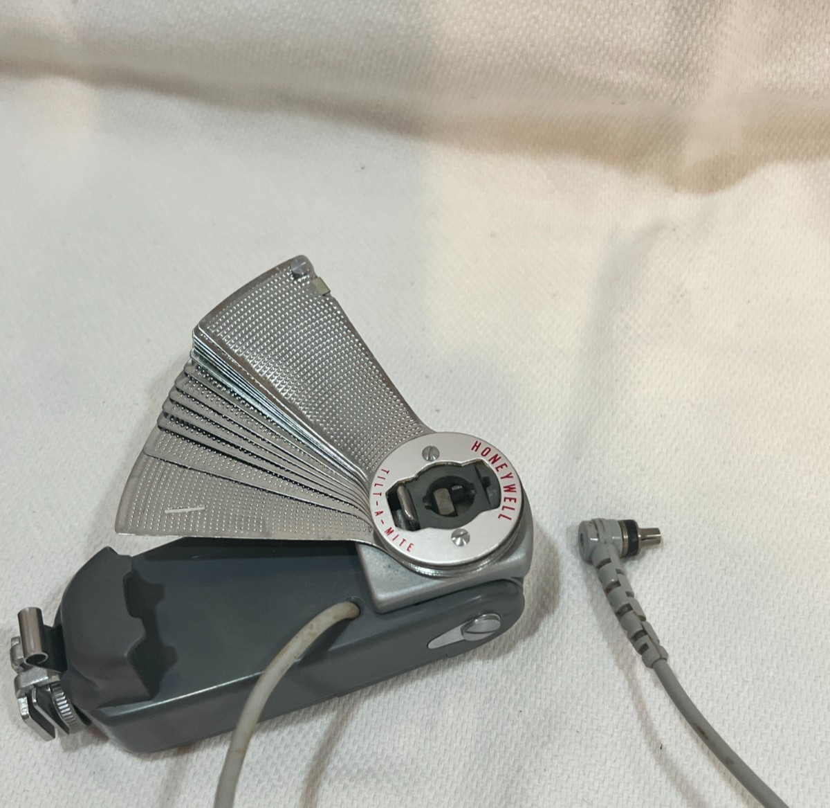 Vintage HONEYWELL TILT-A-MITE Camera Flash Unit Collapsible Fan Style