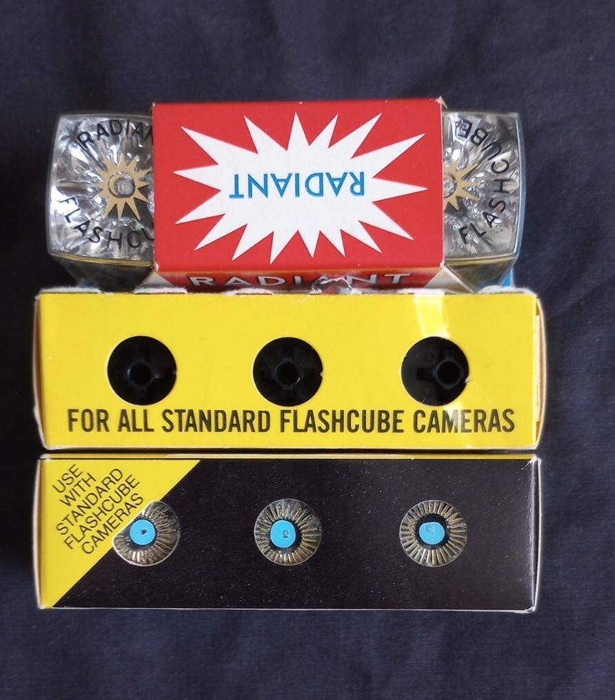 2 Vintage Sylvania GTE Blue Dot Flash Cubes 3 Pack & 1 Pack Radiant Flash Cubes