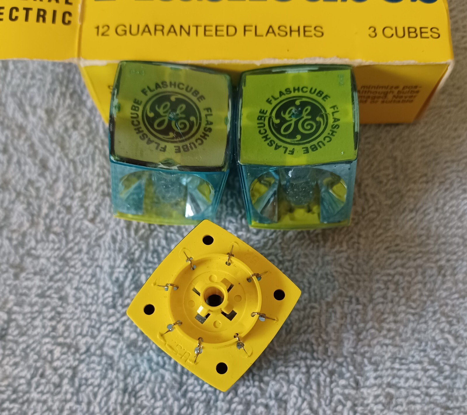 Vintage Flash Cubes Lot – Sylvania Blue Dot and General Electric 6 Cube Lot