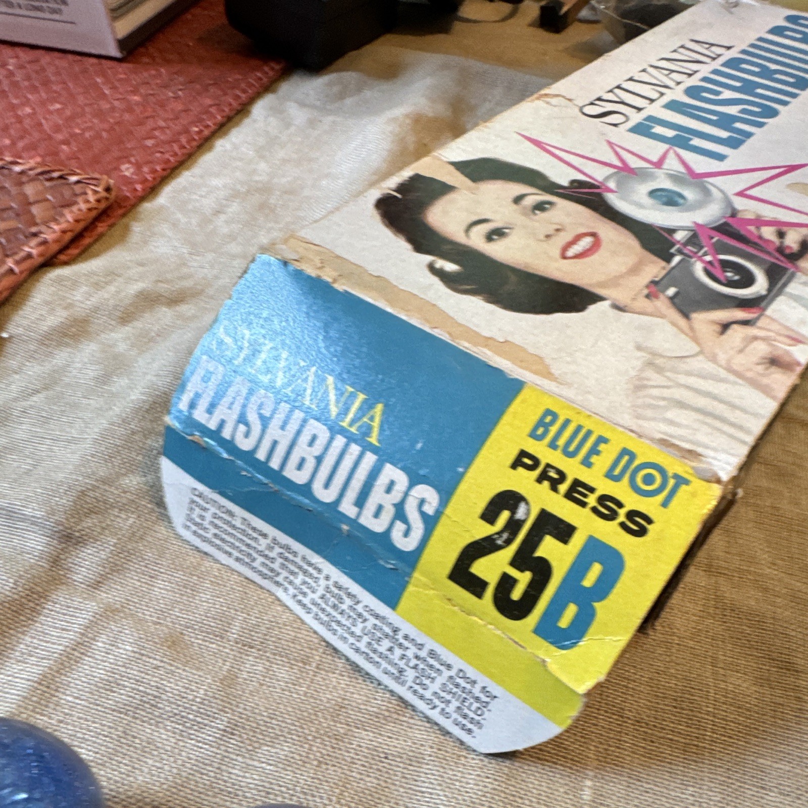 VINTAGE SYLVANIA BLUE DOT FLASHBULBS 1 BOX of 11. PRESS 25