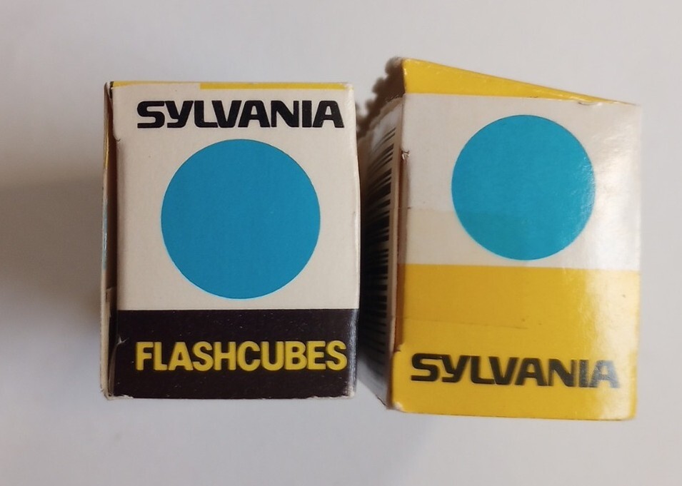 2 Vintage Sylvania GTE Blue Dot Flash Cubes 3 Pack & 1 Pack Radiant Flash Cubes