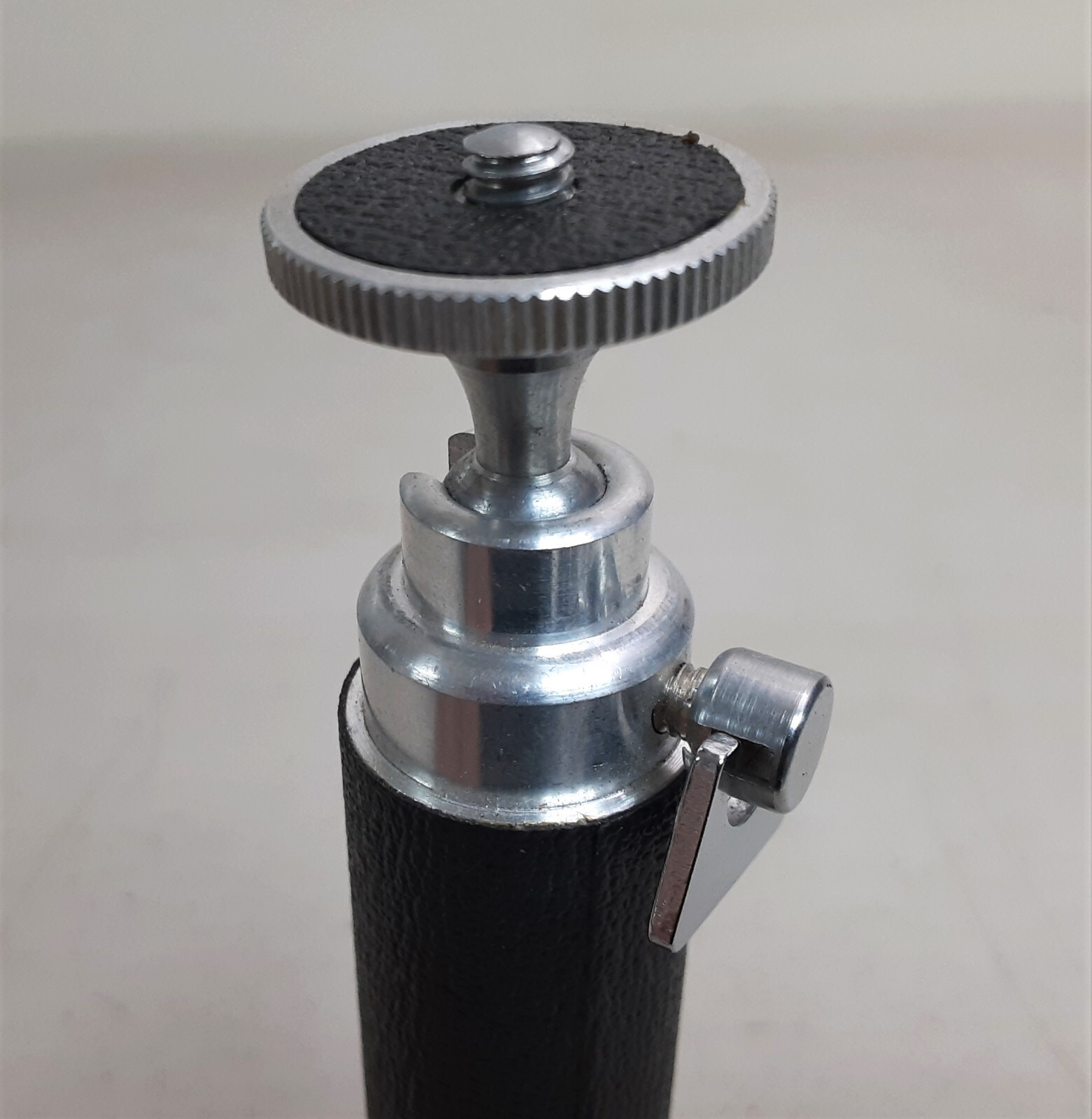 KALCOR 839976 Rotating Head 5 1/2″ Hand Grip Table Top Tripod