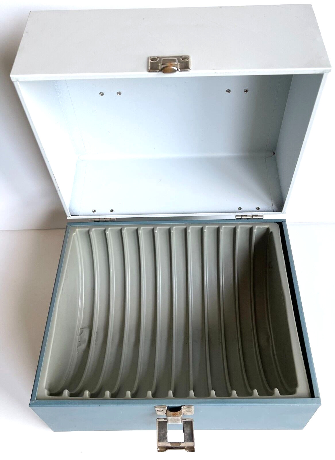 VINTAGE FILM STORAGE CASE METAL BOX HOLDS 12 REELS 7 INCH 8mm DELUXE MOVIE CHEST