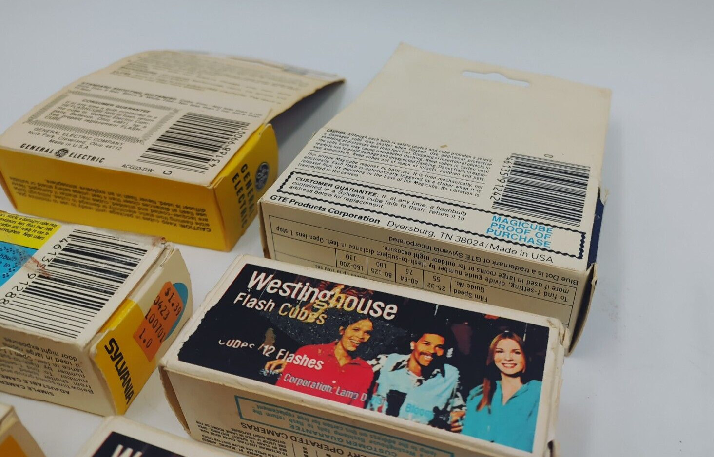 Vintage Lot 1 Sylvania, 1 sylvania blue dot, 1 GE, 3 Westinghouse Flashcubes