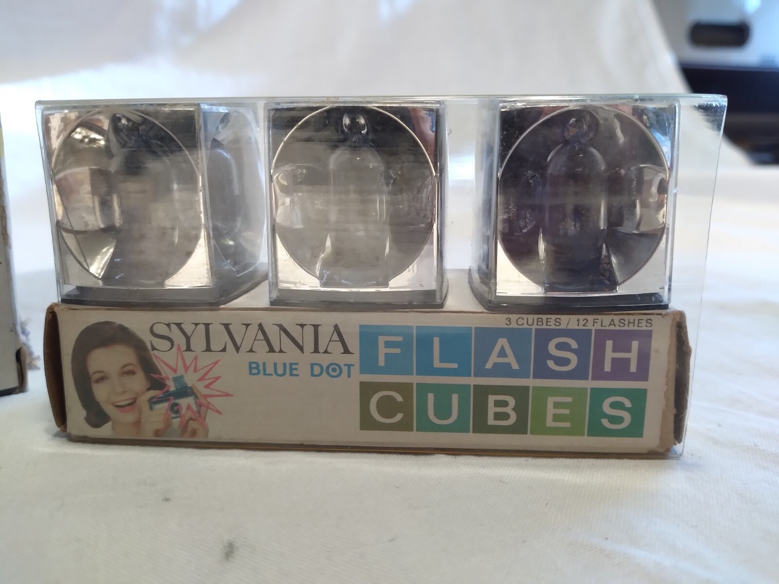 Sylvania Flashbulbs Blue Dot M2 – Incomplete / Sylvania Blue Dot Flash Cubes