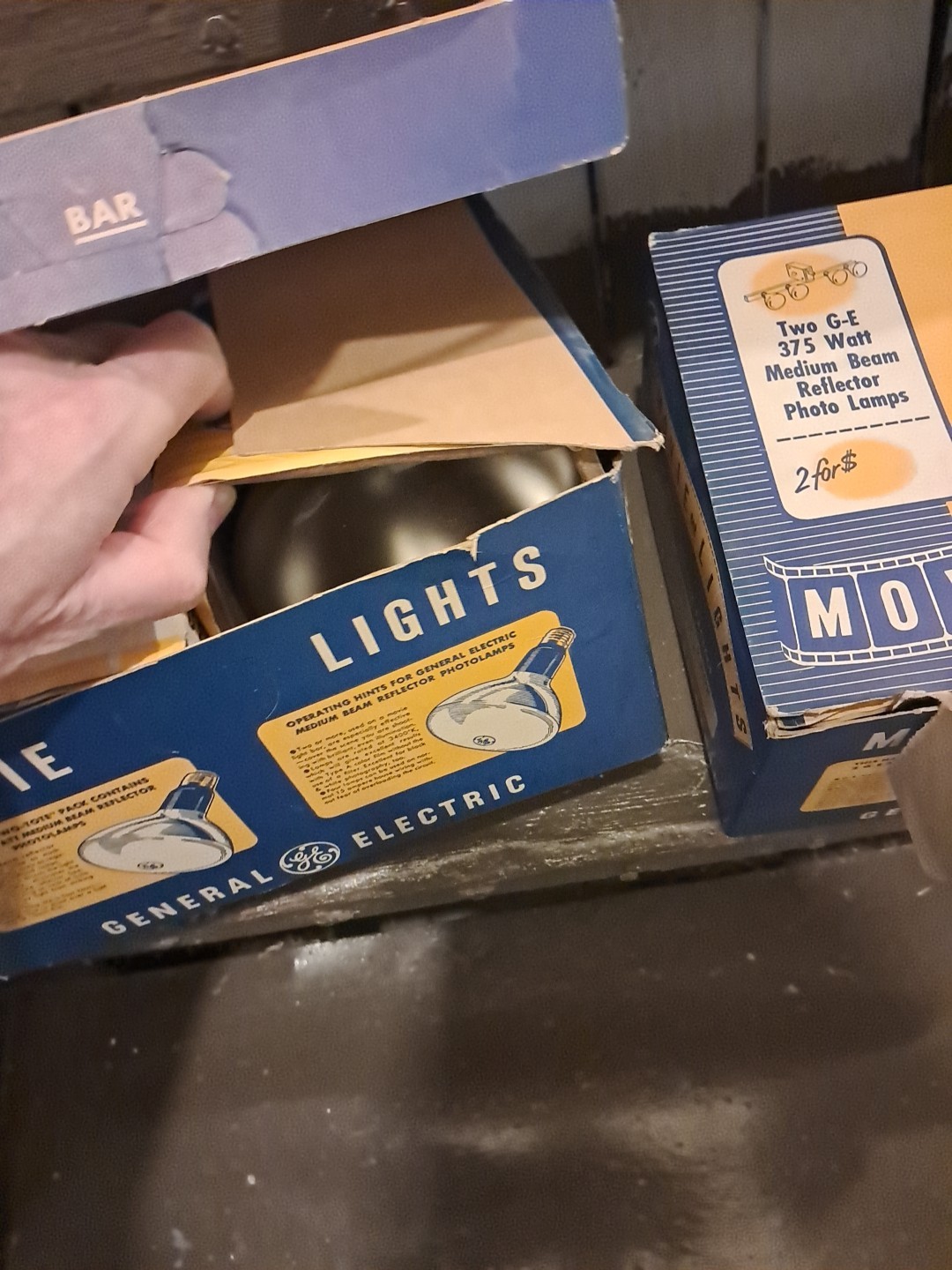 Vintage Folding Move Light Setup With 2 Boxs Of General Electric 375 Watt Movie